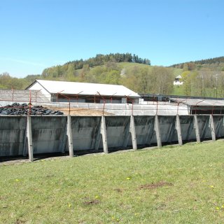  – senážní jáma, v pozadí volná stáj